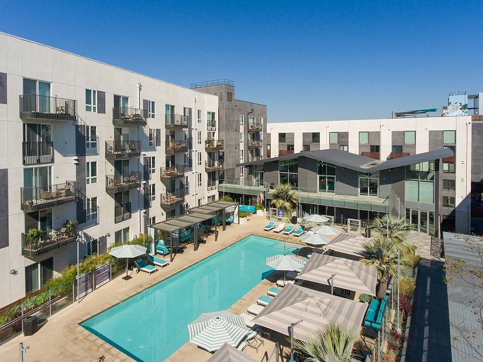 Outdoor Resort Style Pool at Aliso Apartments in Arts District, Los Angeles