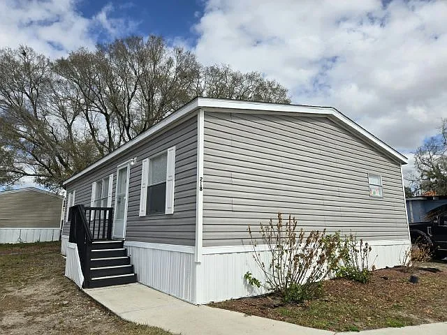 3 bed, 2.0 bath, 1040 sqft, $2,020 — Photo 1