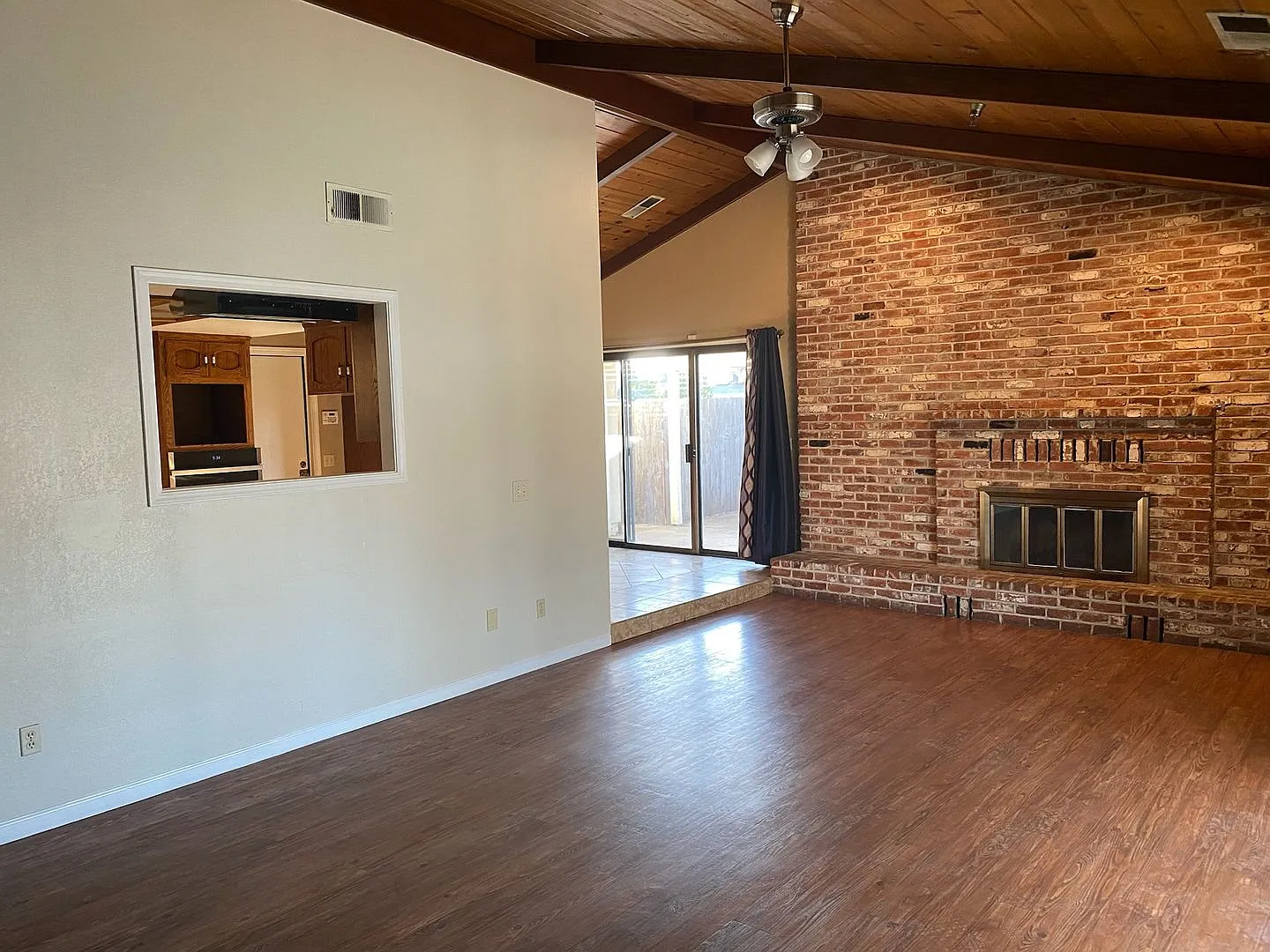3710 W. Sunnyside Ct. - 3 Bed 2 Bath - Sw Visalia - Pool — Photo 3