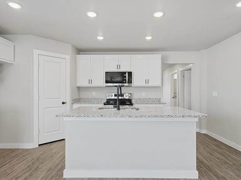 3035 Glennster St — Photo 13