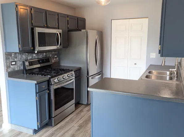 215 Crestview Dr Unit B, Wauconda, IL 60084