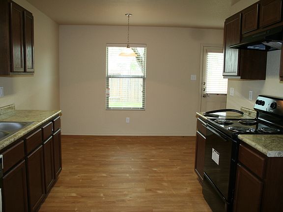4th image of 410 N Zarzamora St