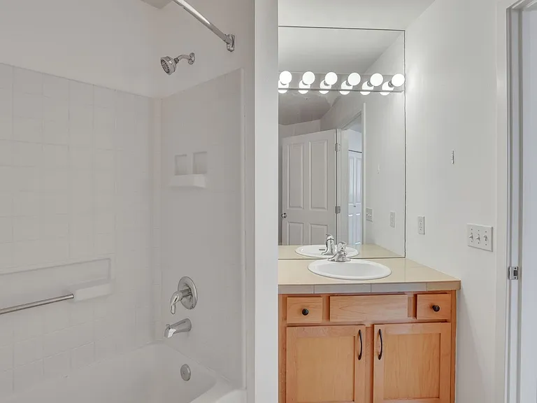 300 110th Ave NE #605 — Photo 20