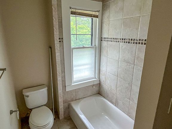 5th image of 553 Whitney Ave #3