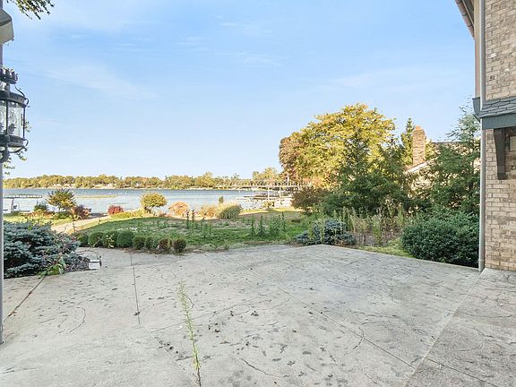 4th image of 660 Country Club Dr