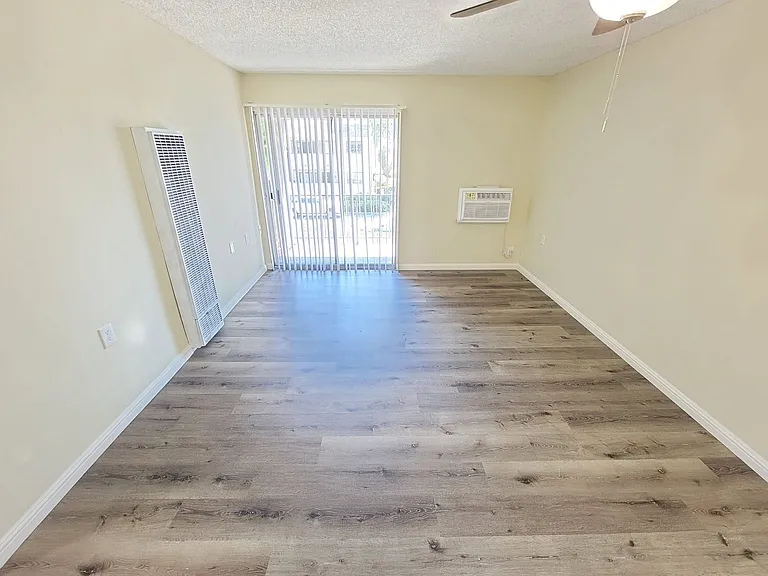 Arleta Apartments — Photo 13