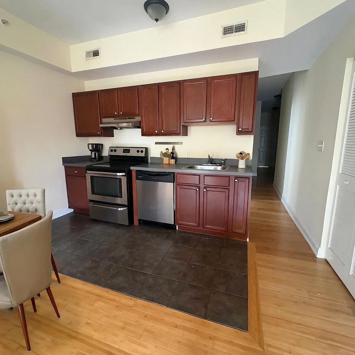 3 bed, 1.0 bath, 3348 sqft, $1,575 — Photo 4
