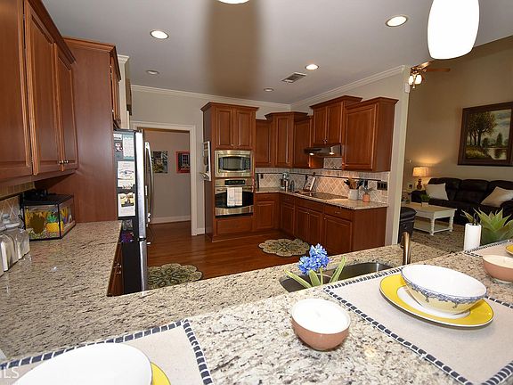5th image of 479 Summit View Dr