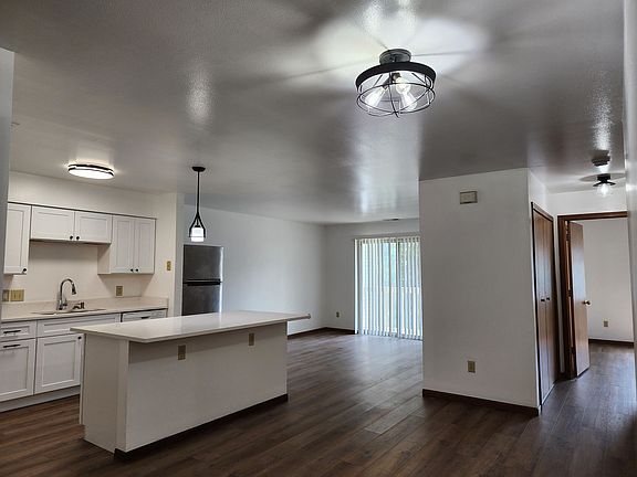 3rd image of 925 Rockefeller Ln