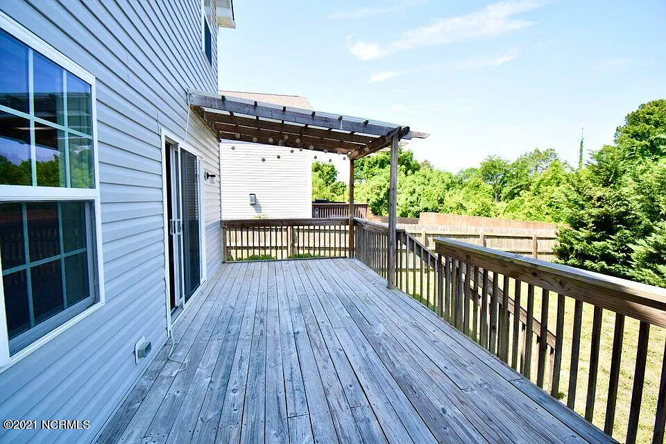 3 bed, 2.5 bath, 1360 sqft, $2,150 — Photo 3