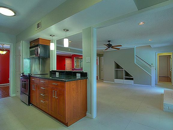 4th image of 6138 Greenmont Dr