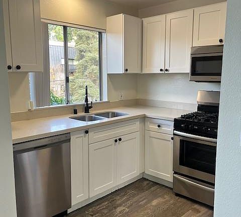 3rd image of 2218 N Beachwood Dr APT 201