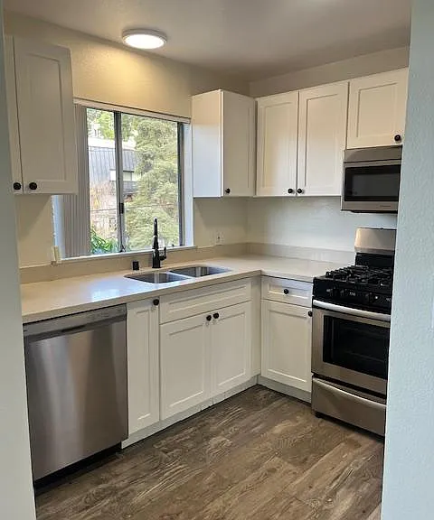 2218 N Beachwood Dr #201 — Photo 1