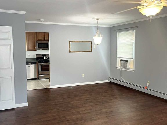 3rd image of 28 Greenhouse Ln