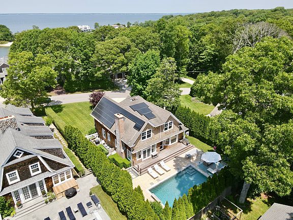3rd image of 20 Lake Dr
