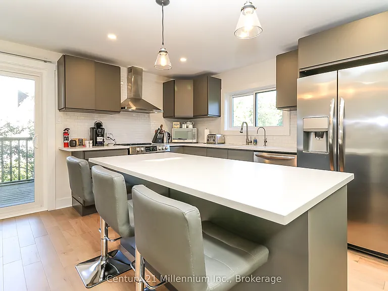 194 Escarpment Cres — Photo 12