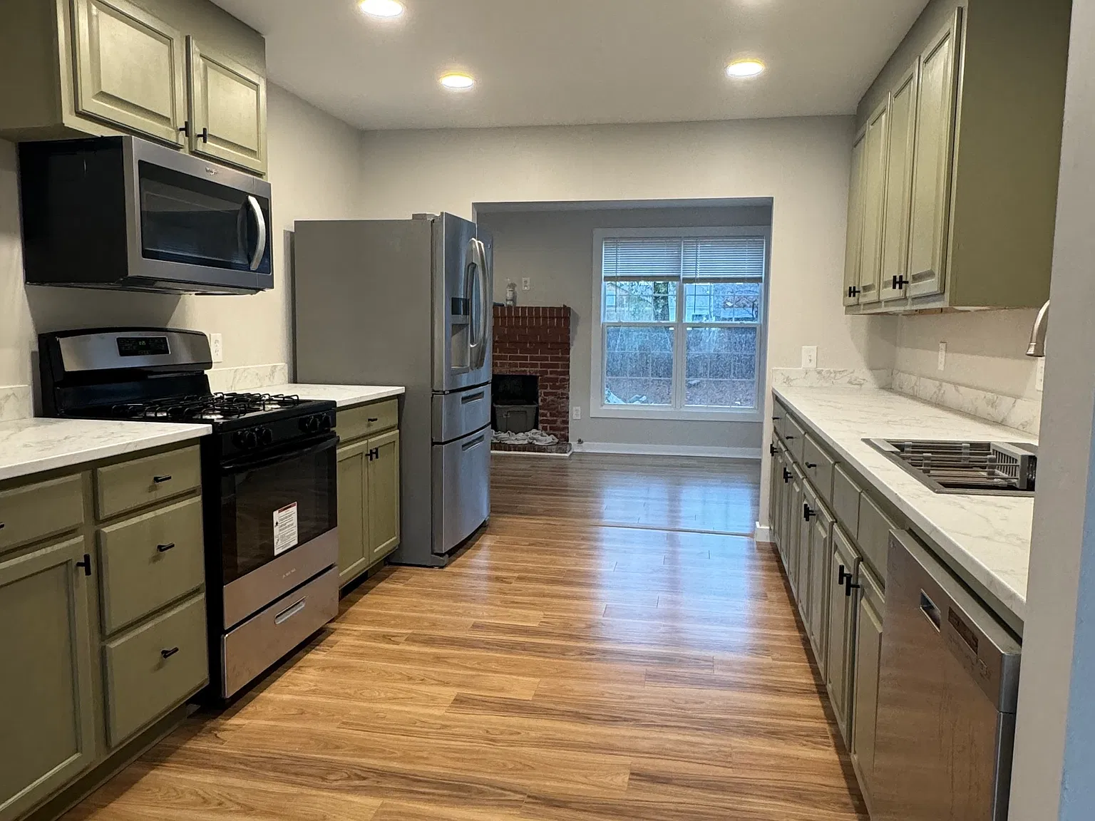 3 bed, 1200 sqft, $2,250 — Photo 4