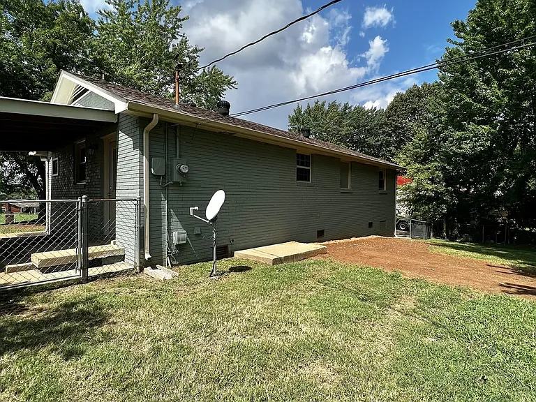 206 Orleans Dr — Photo 2
