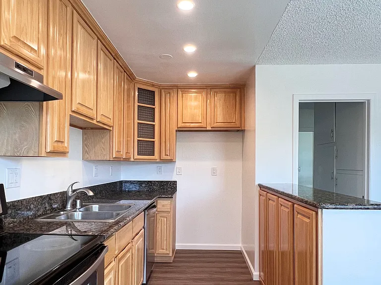 Orange Plaza Villa Apartments — Photo 14
