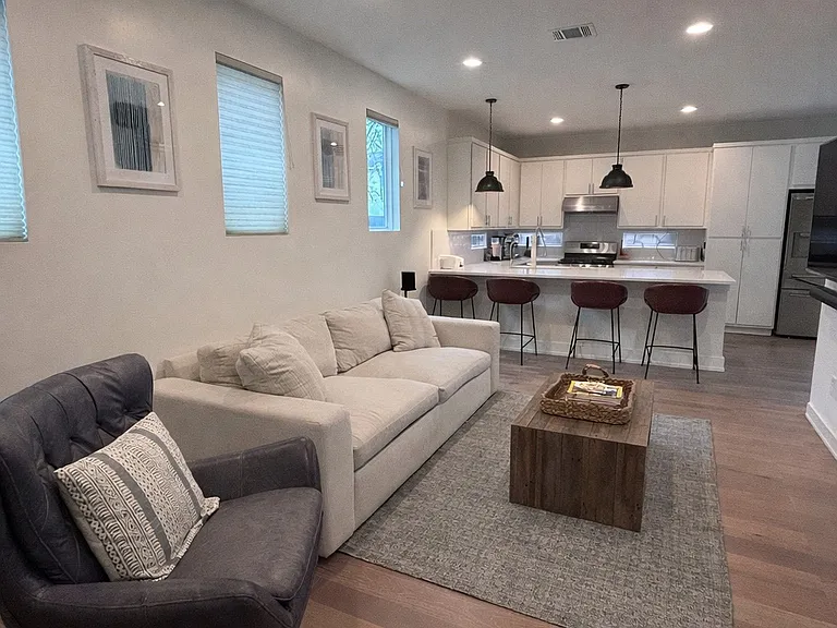 Modern living room in excellent condition with contemporary finishes throughout.