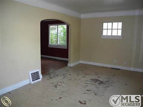 LIVING ROOM.JPG