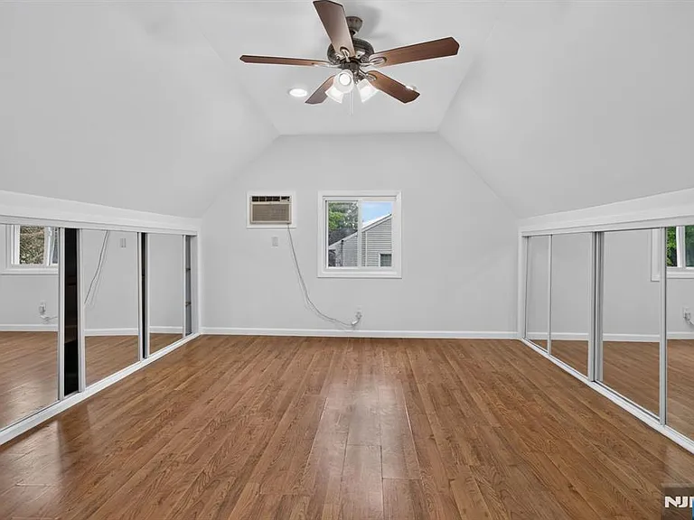 670 John St — Photo 29
