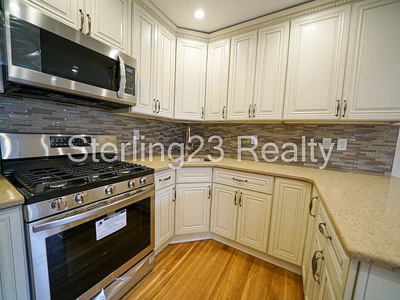5th image of 21-22 Hoyt Ave S #2A