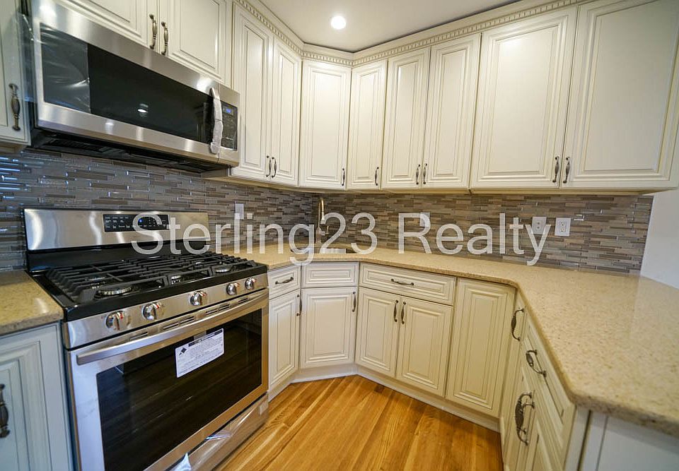 1st image of 21-22 Hoyt Ave S #2B
