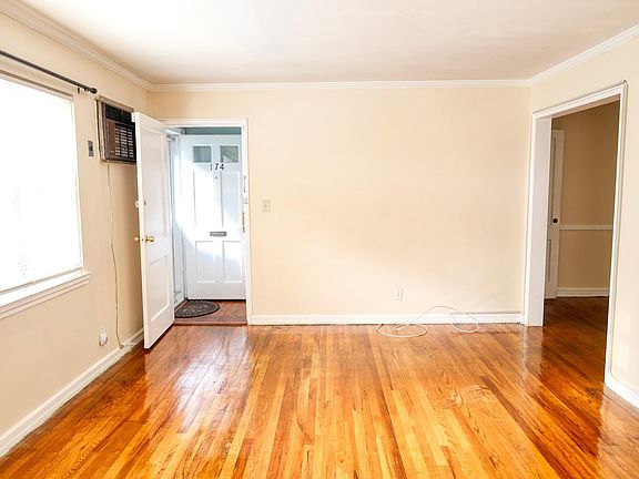 5th image of 174 Tuxedo Pkwy #1
