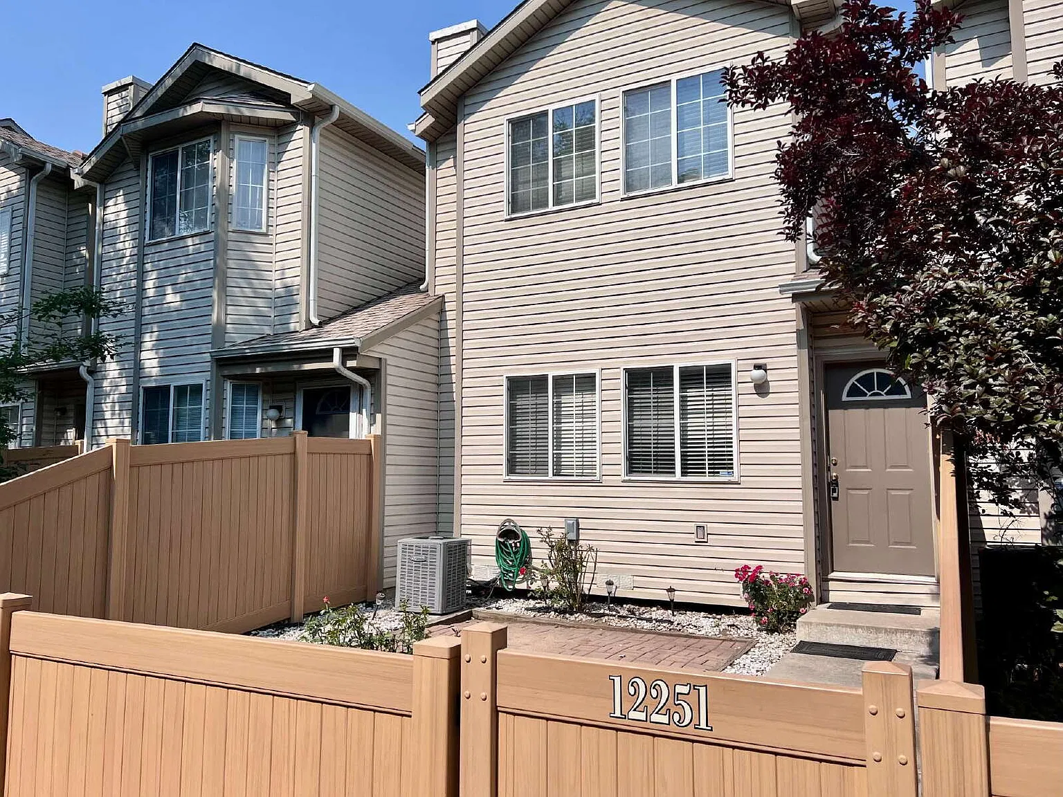 3 bed, 2.5 bath, 1424 sqft, $2,350 — Photo 2
