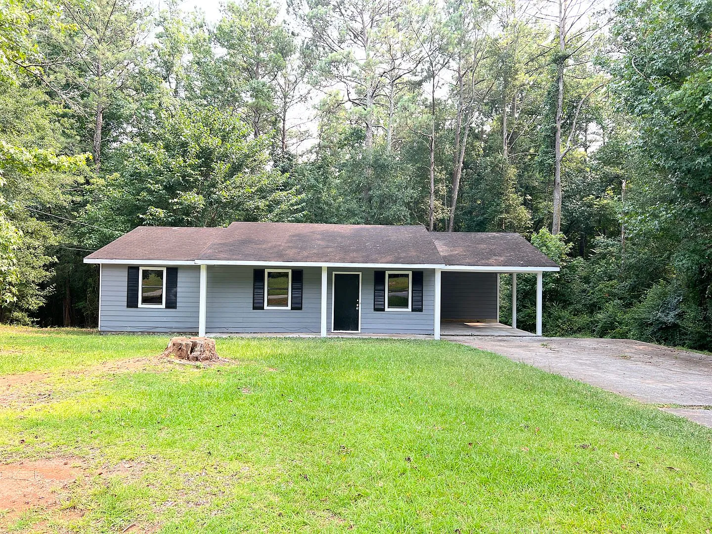 3 bedroom home with carport — Photo 2