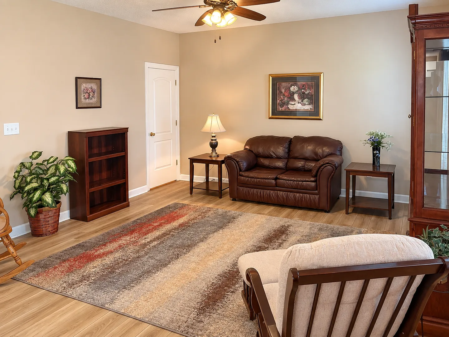 Spacious Furnished 4BR/3BA Garage + Fenced Yard — Photo 2