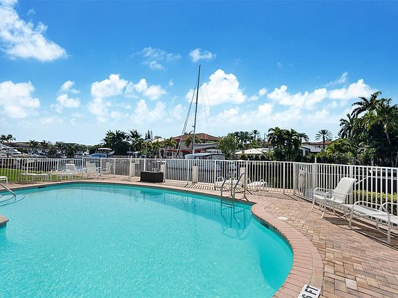 2nd image of 1332 Bayview Drive #203