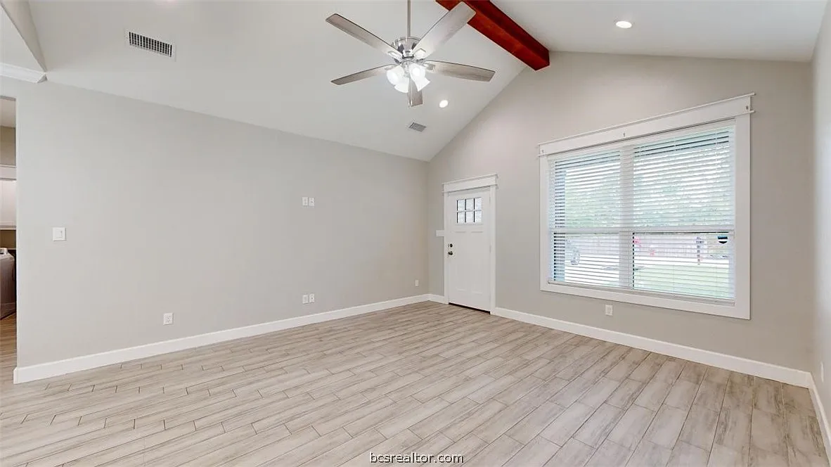 3 bed, 2.0 bath, 1335 sqft, $2,000 — Photo 3