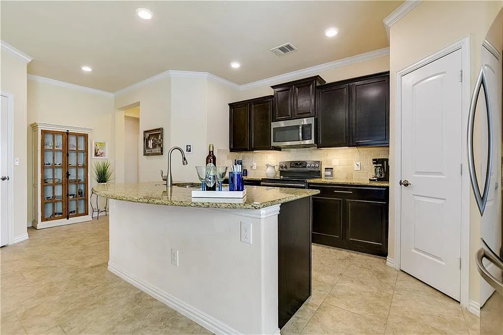 4 bed, 3.0 bath, 2132 sqft, $2,250 — Photo 4