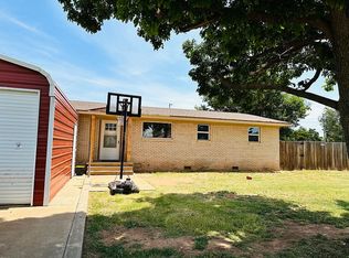 215 N 6th St, Sentinel, OK 73664