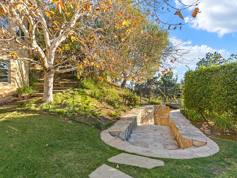 10464 Russell Rd — Photo 3