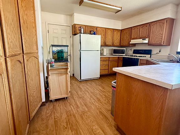 3rd image of 957 Ronald Way
