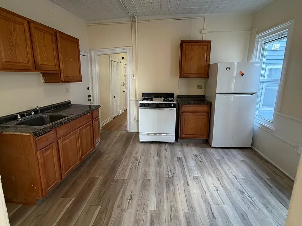 107 2nd Ave #1R