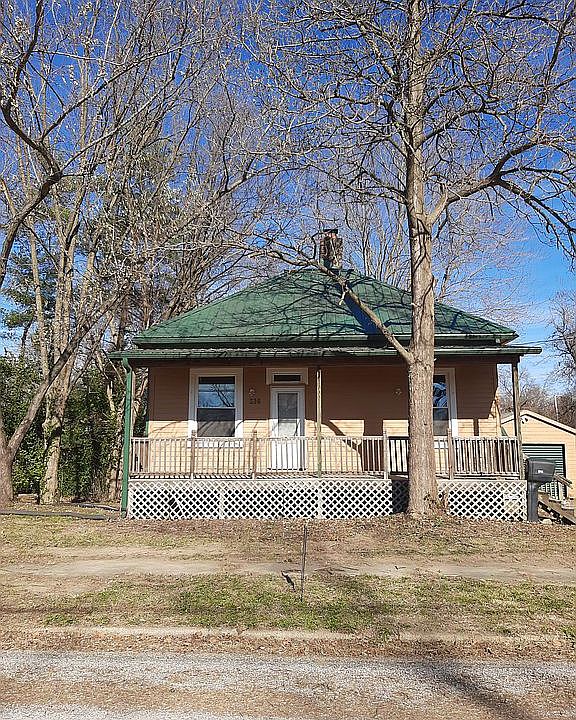 Front: 514 E Mitchell