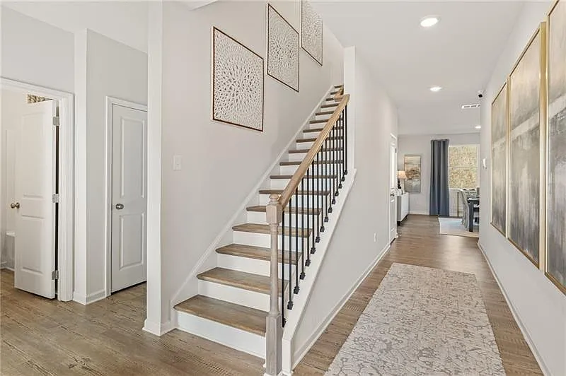 5 bed, 3.0 bath, 2570 sqft, $2,500 — Photo 2