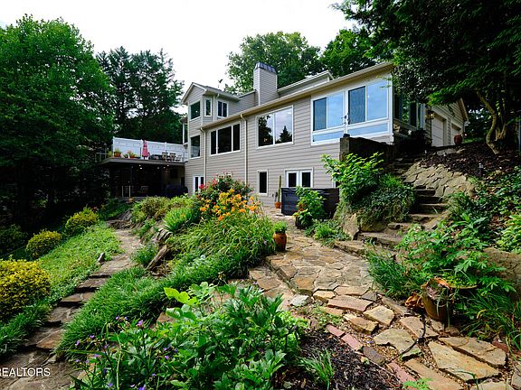5th image of 226 W Cove Dr
