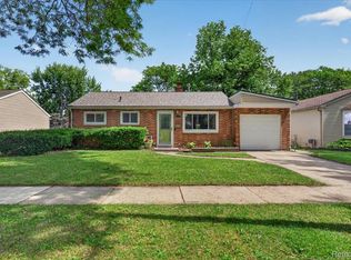 22611 Detour St, Saint Clair Shores, MI 48082
