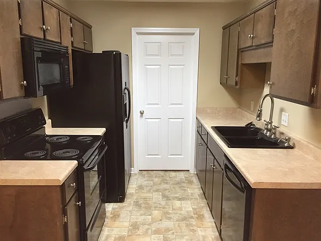 3 bed, 2.0 bath, 1327 sqft, $1,955 — Photo 2