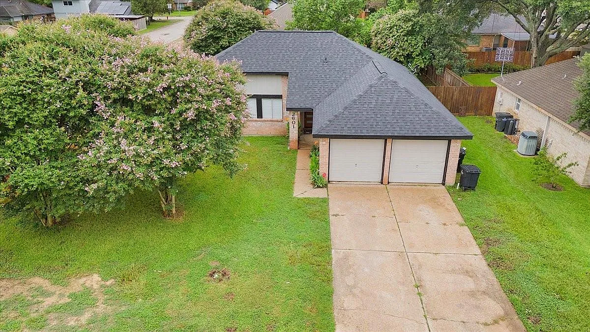 3 bed, 2.0 bath, 1289 sqft, $2,000 — Photo 1