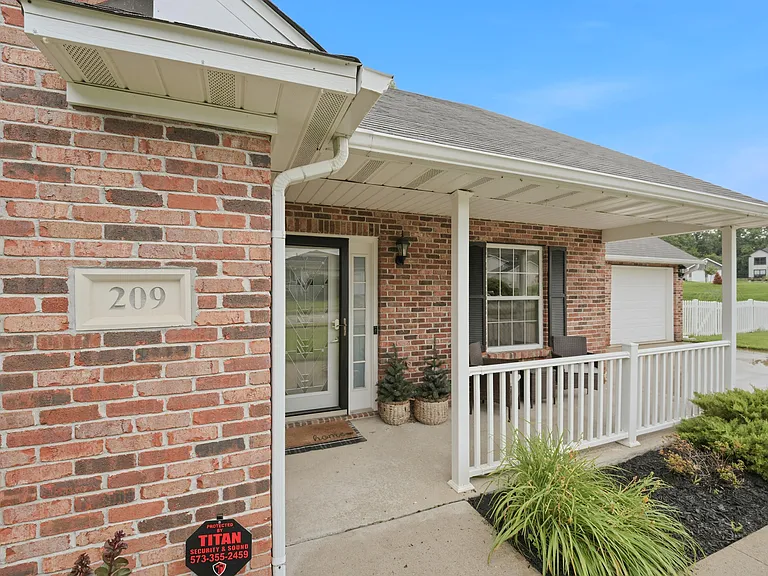 209 Norwich Dr — Photo 2