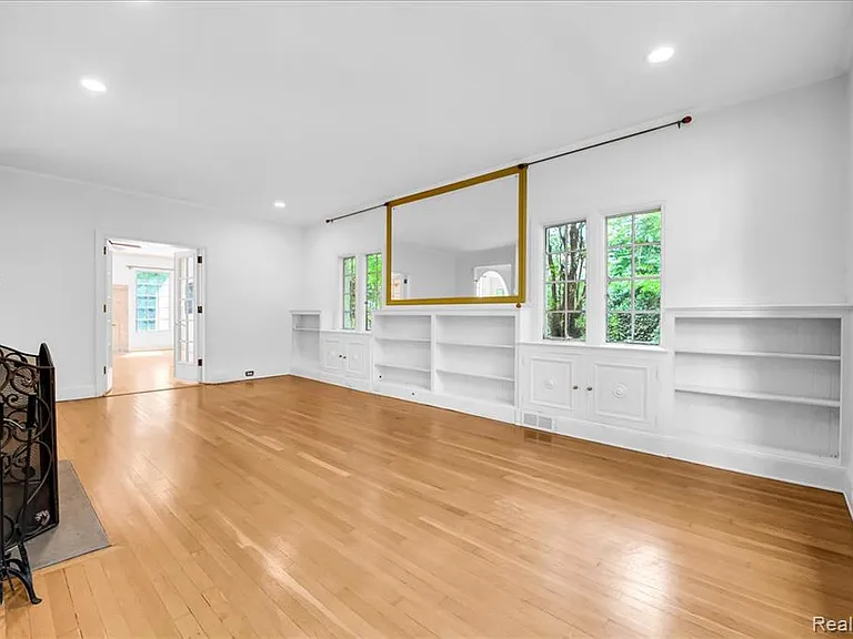 455 Linden Rd — Photo 8