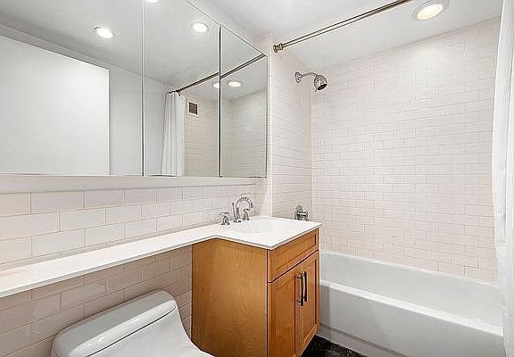 5th image of 516 W 47th St APT N3h