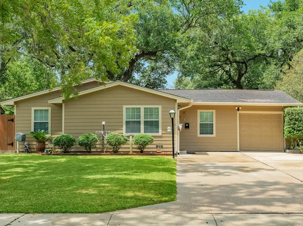 229 Caladium St, Lake Jackson, TX 77566