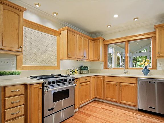 5th image of 2653 Galahad Dr NE